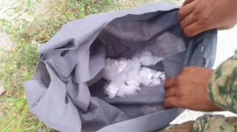 Intentó huir y dejó una bolsa con droga: aseguran más de 100 bolsitas de dosis de cristal en Culiacán