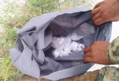 Intentó huir y dejó una bolsa con droga: aseguran más de 100 bolsitas de dosis de cristal en Culiacán