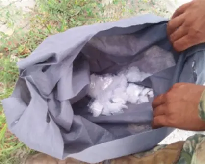 Intentó huir y dejó una bolsa con droga: aseguran más de 100 bolsitas de dosis de cristal en Culiacán