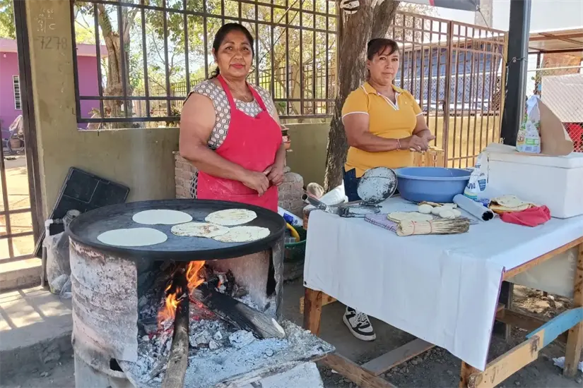 Miles de personas generan ingresos vendiendo alimentos en la vía pública. Foto: Tus Buenas Noticias