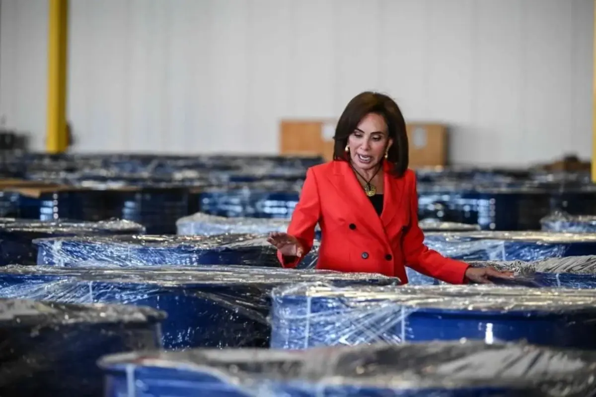 La fiscal federal de Columbia muestra los precursores químicos incautados. Foto: AFP