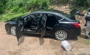Huyen de la autoridad en Culiacán y dejan vehículos con armas de fuego