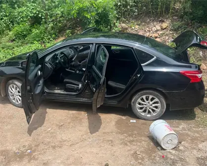 Huyen de la autoridad en Culiacán y dejan vehículos con armas de fuego