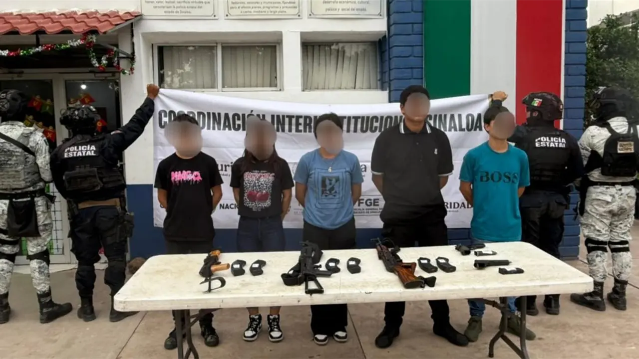 Guardia Nacional, Sedena y policías estatales capturaron en Culiacán a cinco civiles armados, incluidos dos mujeres y un menor de edad, además de confiscar un arsenal.