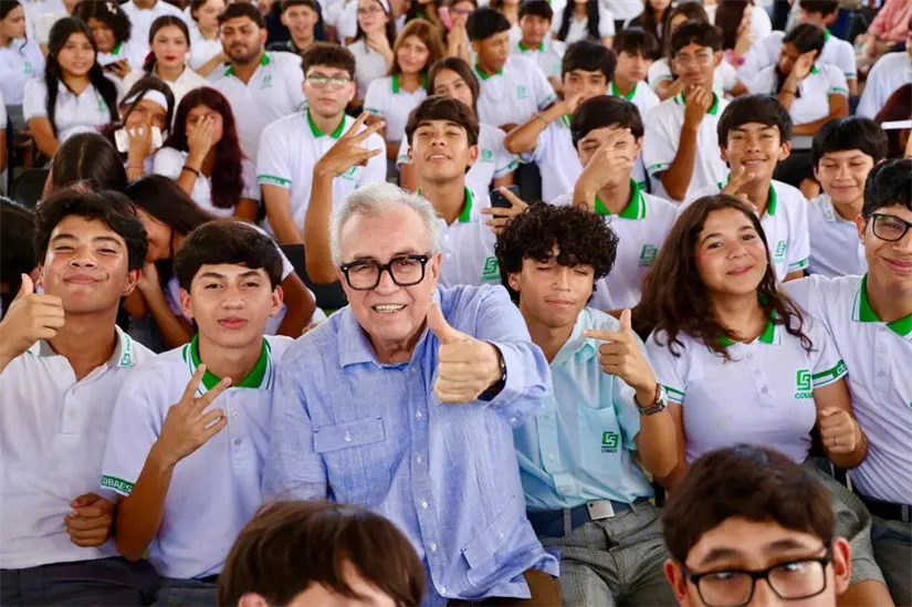 El gobernador Rocha inauguró el ciclo escolar 2025-2026 con instalaciones renovadas en el COBAES 37 de Mazatlán. El gobernador Rocha inauguró el ciclo escolar 2025-2026 con instalaciones renovadas en el COBAES 37 de Mazatlán.