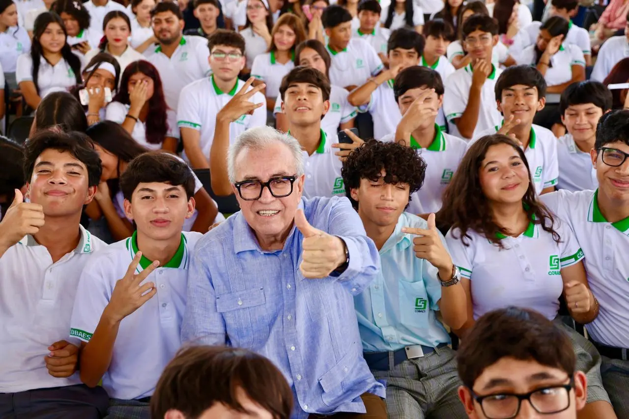 Estudiantes de Mazatlán estrenan aulas modernas en el COBAES 37.