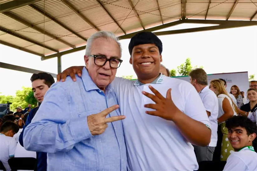 El gobernador Rocha inauguró el ciclo escolar 2025-2026 con instalaciones renovadas en el COBAES 37 de Mazatlán. El gobernador Rocha inauguró el ciclo escolar 2025-2026 con instalaciones renovadas en el COBAES 37 de Mazatlán.