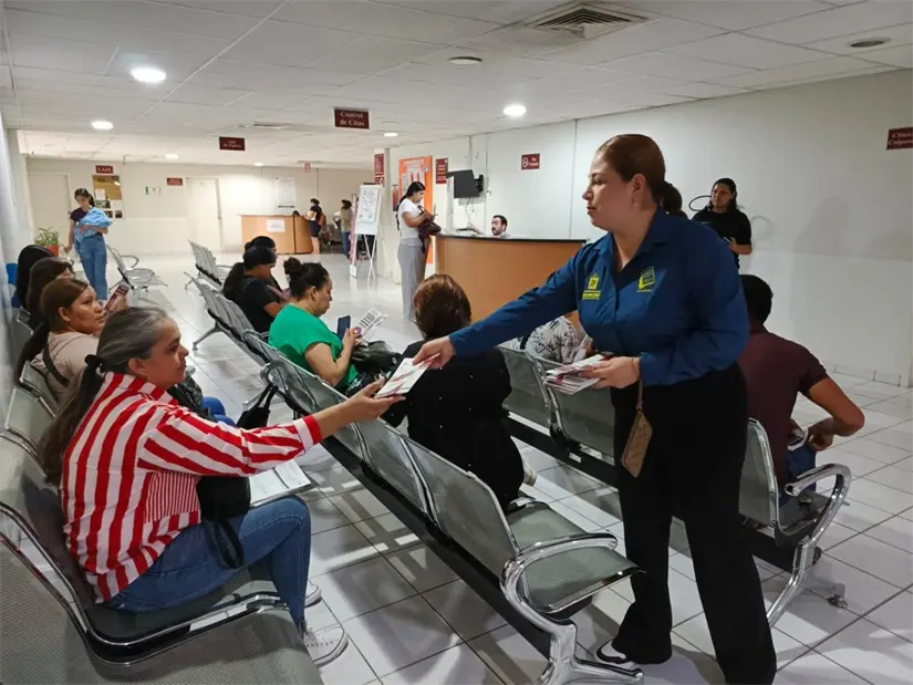 SEMUJERES entrega volantes preventivos en espacios públicos. Foto: Cortesía.