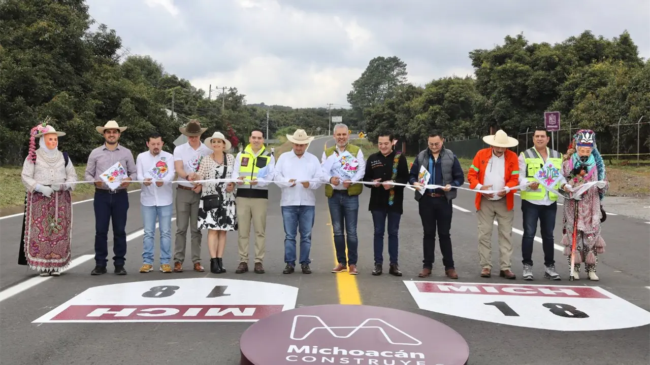 Alfredo Ramírez Bedolla inaugura carretera en Michoacán