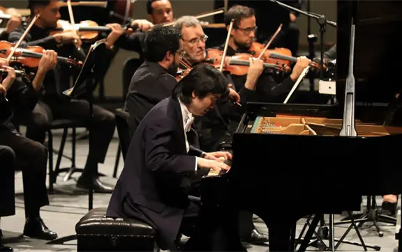 La OSSLA abre temporada de otoño con un concierto majestuoso y la fuerza del piano de Sheng Cai