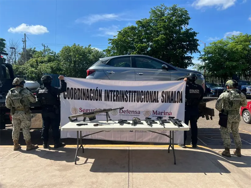 Ejército y autoridades decomisan arsenal en Culiacán, Sinaloa Ejército y autoridades decomisan arsenal en Culiacán, Sinaloa