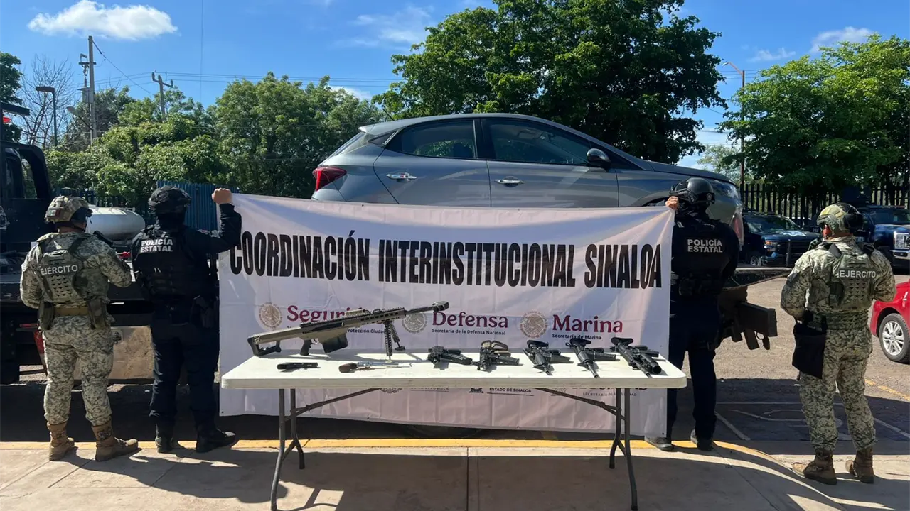 Aseguran fusil Barrett y vehículos robados en operativo en Culiacán.