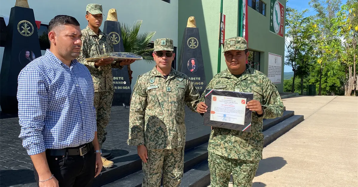 Con una sonrisa y la frente en alto, Emmanuel vivió la experiencia de ser Soldado Honorario en San Ignacio