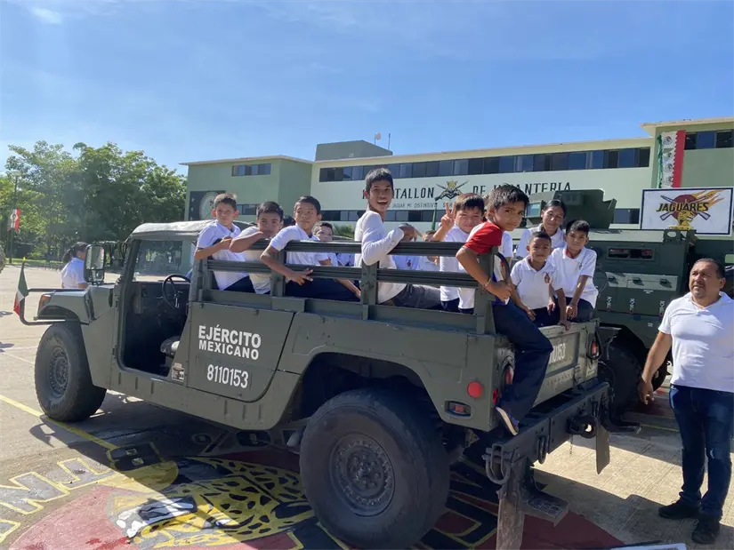 Estudiantes conocen vehículos, armas y equipo del Ejército en emotiva jornada