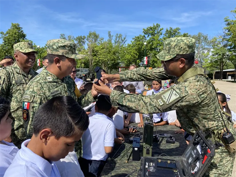 Estudiantes conocen vehículos, armas y equipo del Ejército en emotiva jornada