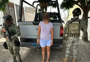 Hombre y mujer son detenidos con presuntas drogas en Mazatlán