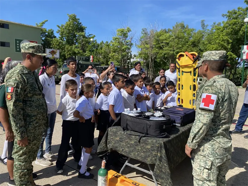 Niños recorren instalaciones militares y participan en actividades del Ejército