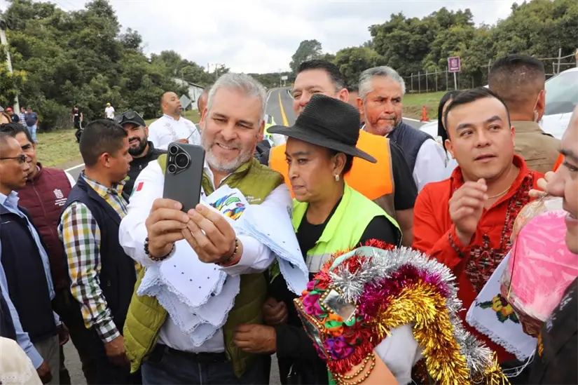 Rehabilitación carretera Uruapan-San Juan Nuevo-Tancítaro-Copetiro fortalece economía regional Bedolla
