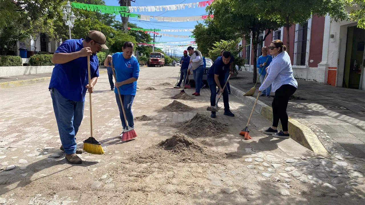 San Ignacio: trabajos de limpieza, alumbrado y adornos para recibir las Fiestas Patrias.