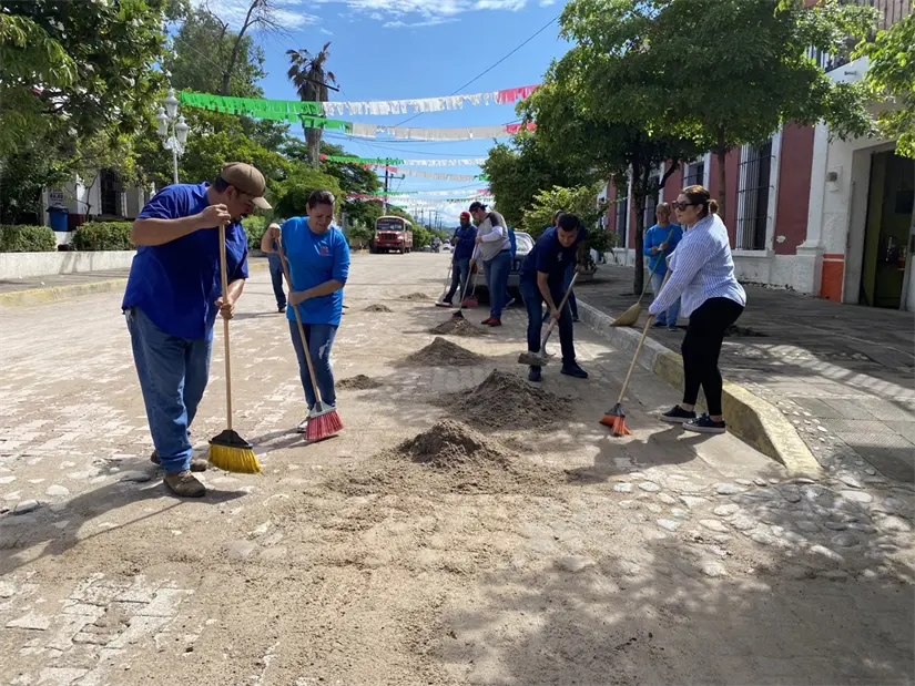 San Ignacio se alista para el 15 de septiembre con limpieza y adornos patrios