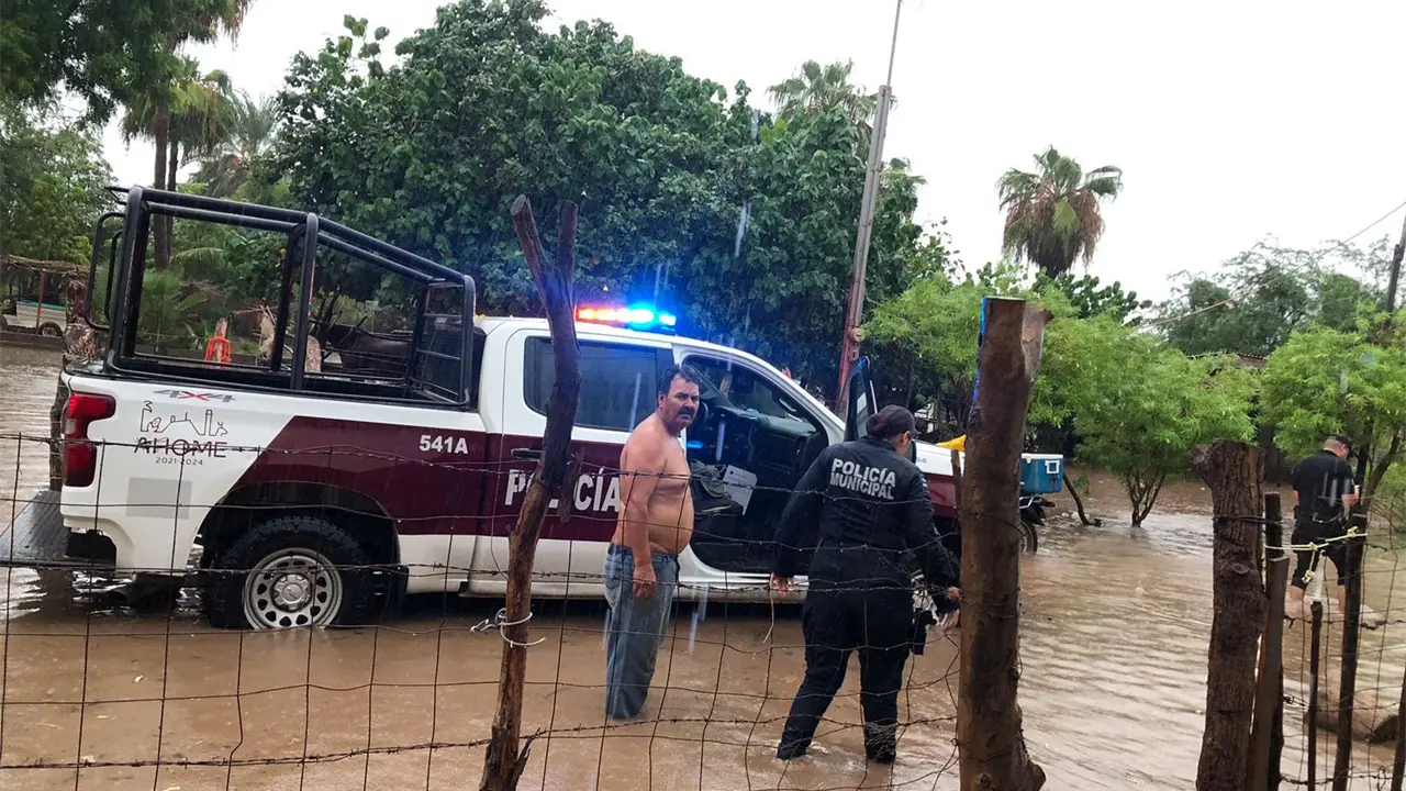 Inundaciones en Ahome: autoridades despliegan maquinaria y albergues para familias.