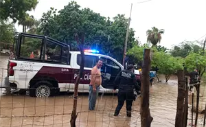 Alcalde de Ahome supervisa atención a familias afectadas por lluvias en Los Mochis