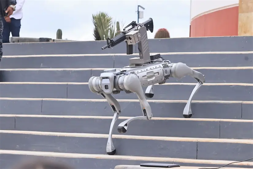 El perro robot armado es capaz de disparar, informaron autoridades en Zacatecas. Foto: Cortesía