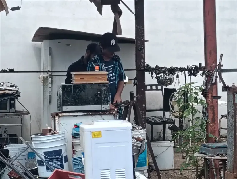 José Luis Meza y su hijo trabajan en su negocio de fierro viejo en Alturas del Sur.