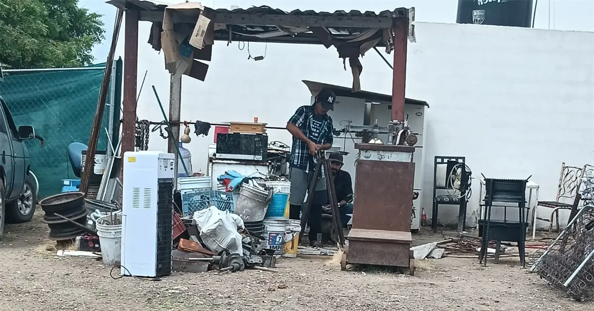 Entre fierros viejos, José Luis se gana la vida en Alturas del Sur