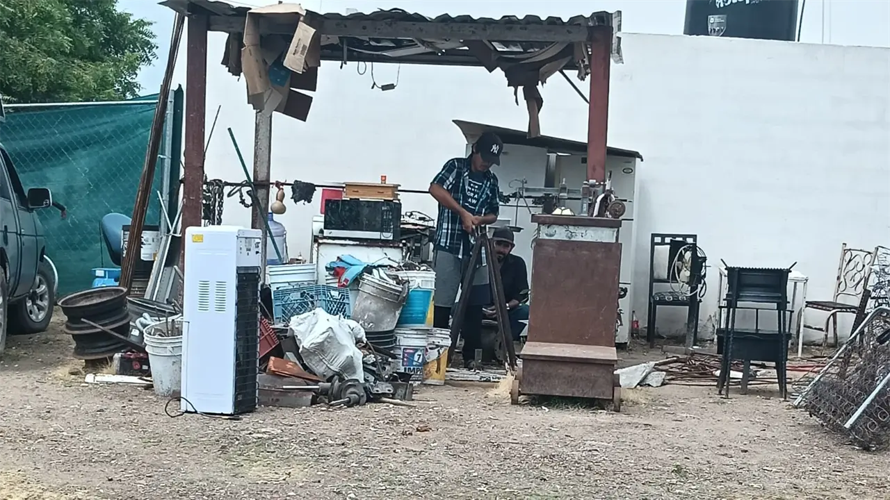 Diariamente José Luis sale de su hogar para atender su negocio de fierro viejo en Alturas del Sur.