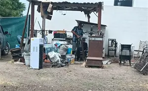 Entre fierros viejos, José Luis se gana la vida en Alturas del Sur