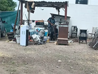 Entre fierros viejos, José Luis se gana la vida en Alturas del Sur