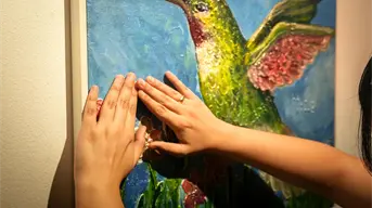 “Nuestro arte en tus manos” una exposición que celebra el Día Internacional de los Pintores con la Boca y con el Pie