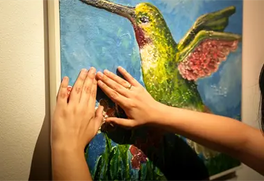 "Nuestro arte en tus manos" una exposición que celebra el Día Internacional de los Pintores con la Boca y con el Pie