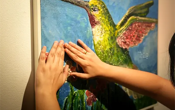 "Nuestro arte en tus manos" una exposición que celebra el Día Internacional de los Pintores con la Boca y con el Pie