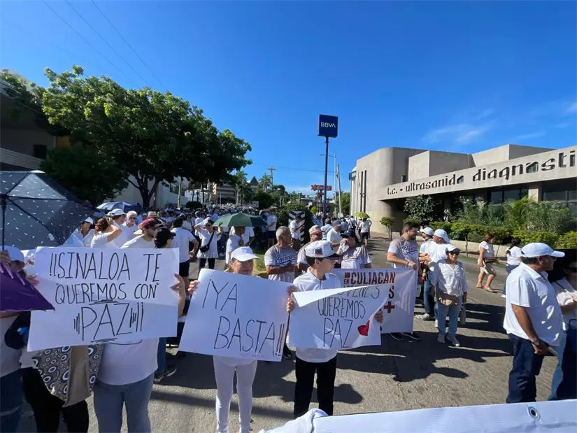 Marcha pacífica por la Paz en Culiacán, consignas de los dolientes. Foto Lino Ceballos