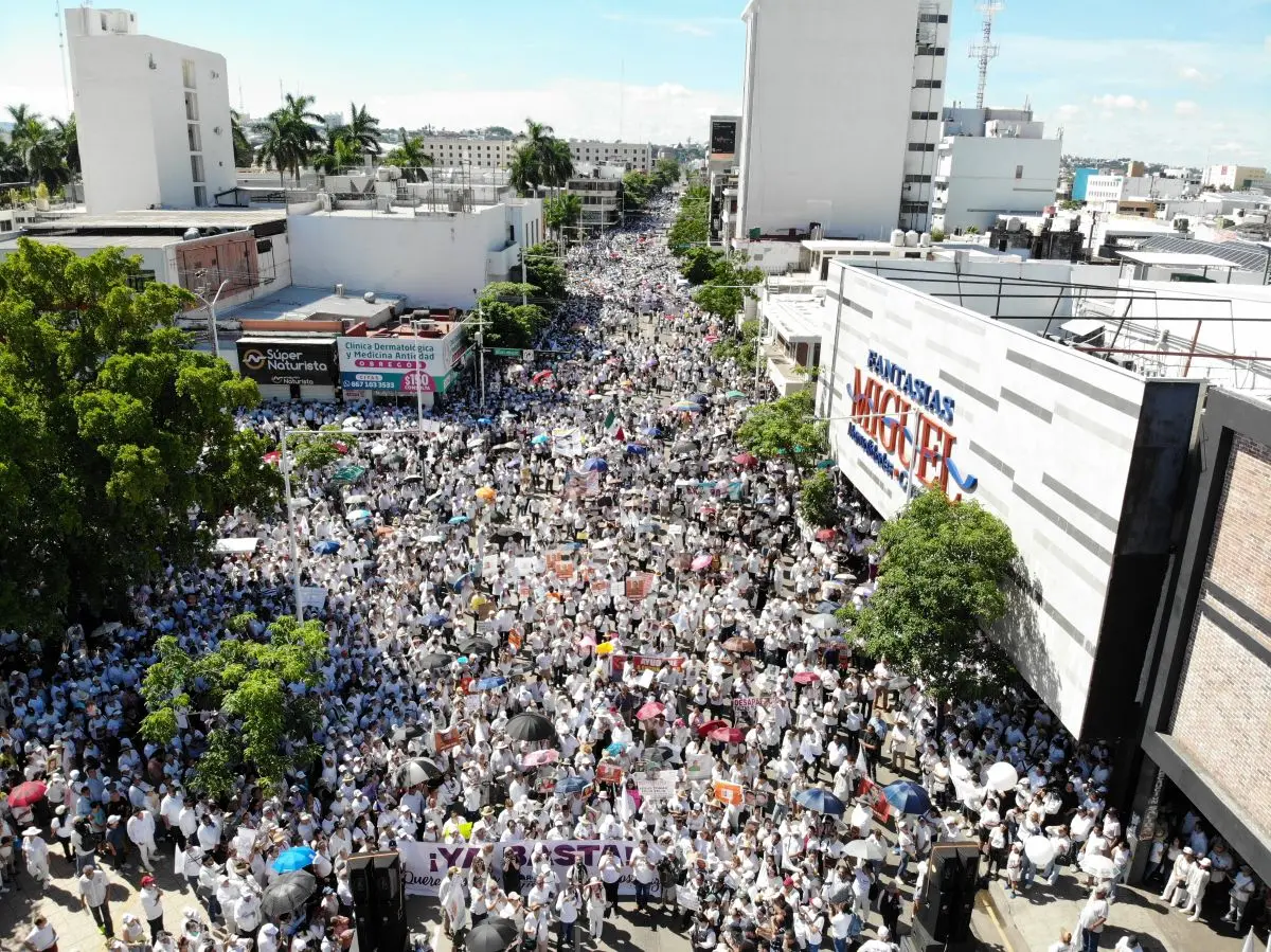 Miles de manifestantes toman la avenida principal de Culiacán demandando paz para Sinaloa en medio de la crisis del narcotráfico. Foto Lino Ceballos Martínez