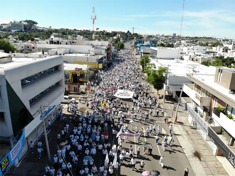 Una columna humana sin precedente en la manifestación por la paz en Sinaloa Una columna humana sin precedente en la manifestación por la paz en Sinaloa. Foto Lino Ceballos