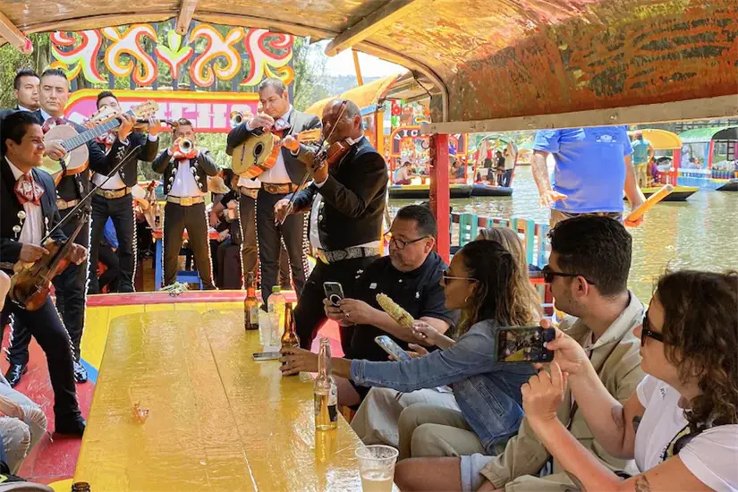 Disfruta de un paseo en trajinera en Xochimilco con música y diversión. Foto: Cortesía.