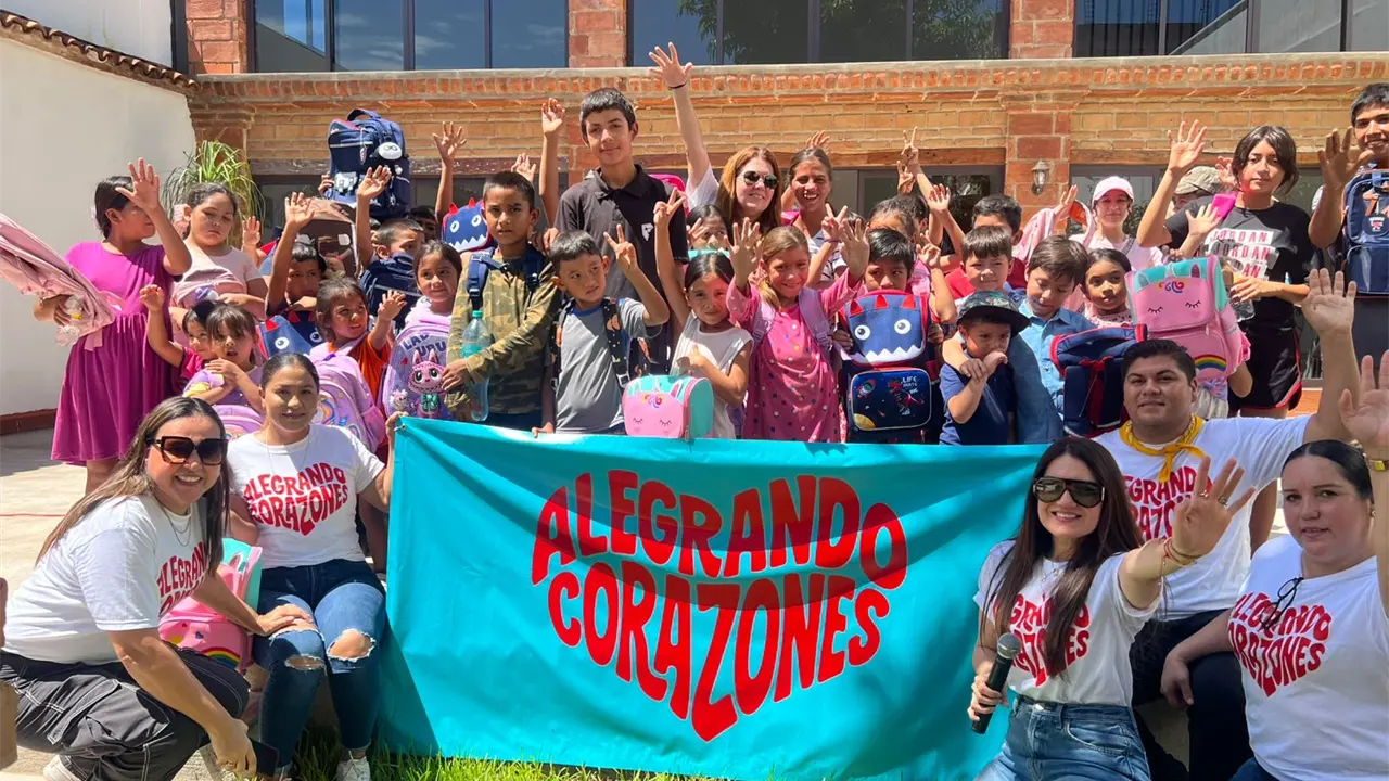 Un detalle que cambia vidas: entregan mochilas a estudiantes de San Ignacio.