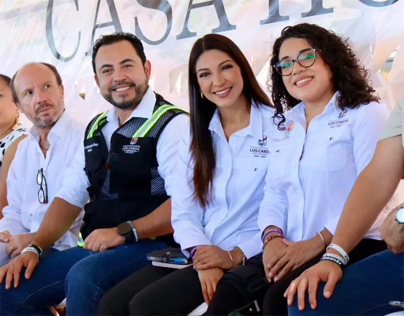 Alcalde de Los Cabos, Christian Agúndez Gómez y la presidenta del DIF, Sol Delgado Moreno, presentaron el proyecto ejecutivo de lo que será la nueva Casa Cuna y Casa Hogar. Foto: Cortesía.