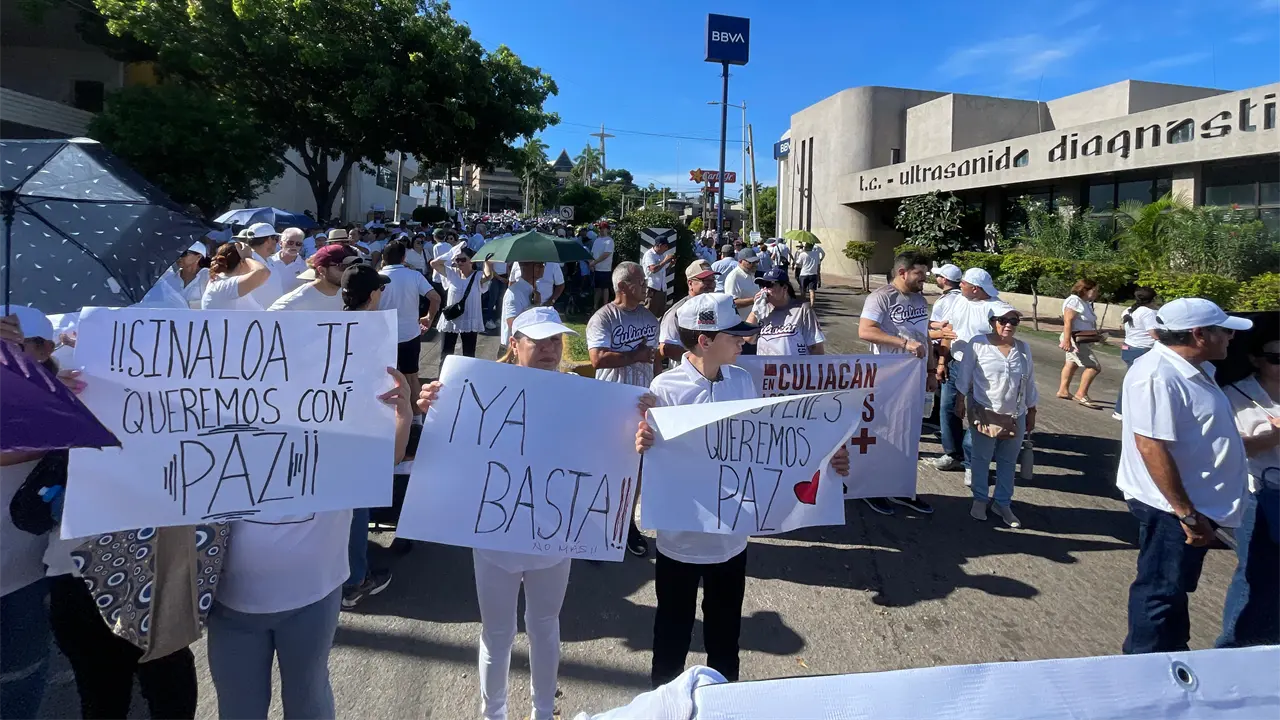 Durante su conferencia semanera, el gobernador Rubén Rocha Moya felicitó a los ciudadanos por salir a las calles a exigir paz. Foto.Lino Ceballos.