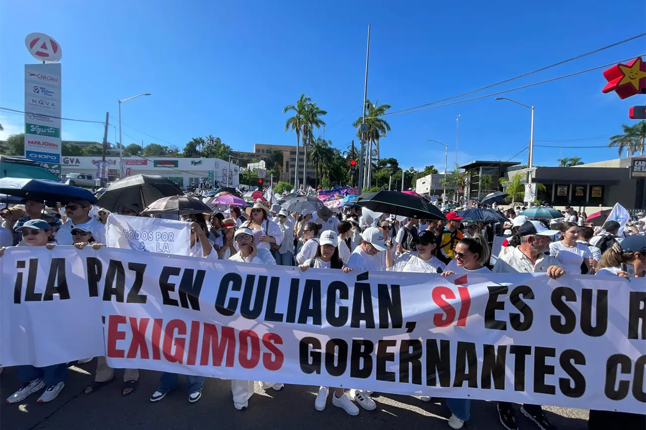 Personas marcha en Culiacán para que regrese la paz.