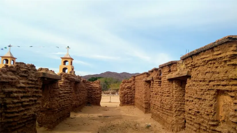 Ruinas de templo jesuita de adobe en comunidad indígena de Baymena, Choix. Las paredes cuentan su historia
