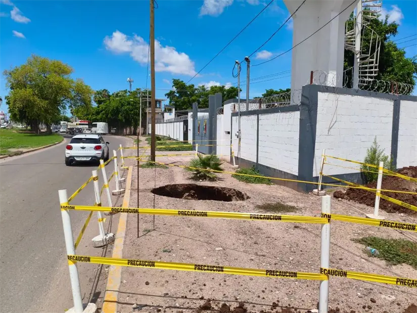 Colapso de tubería provoca hundimiento en vialidad de Ahome