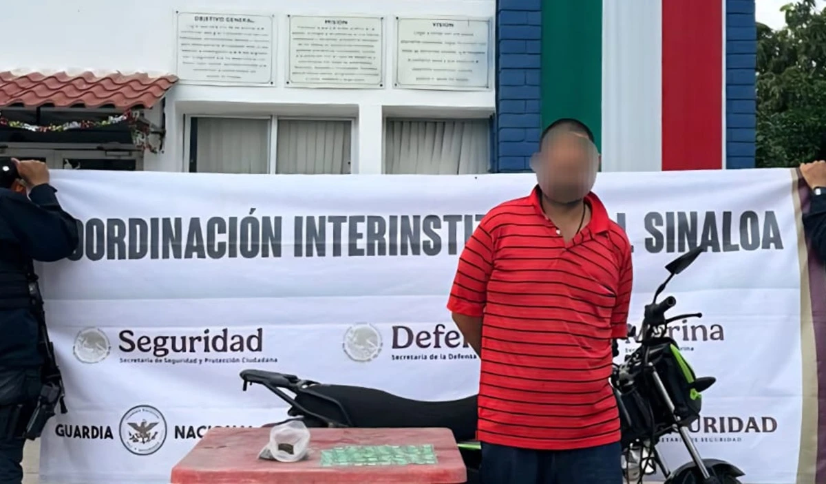 Policías aseguran motocicleta robada y droga a civil en Culiacancito.