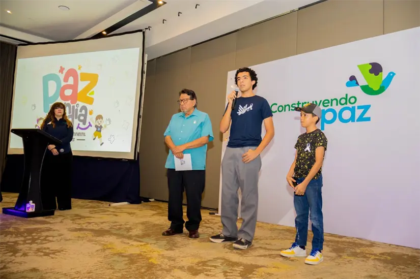 Durante la presentación de las experiencias vividas en Pazlandia, un jóven, un niño y su abuelo expresaron la satisfacción de haber participado en este programa de verano. Durante la presentación de las experiencias vividas en Pazlandia, un jóven, un niño y su abuelo expresaron la satisfacción de haber participado en este programa de verano. Foto: Iván Valenzuela.