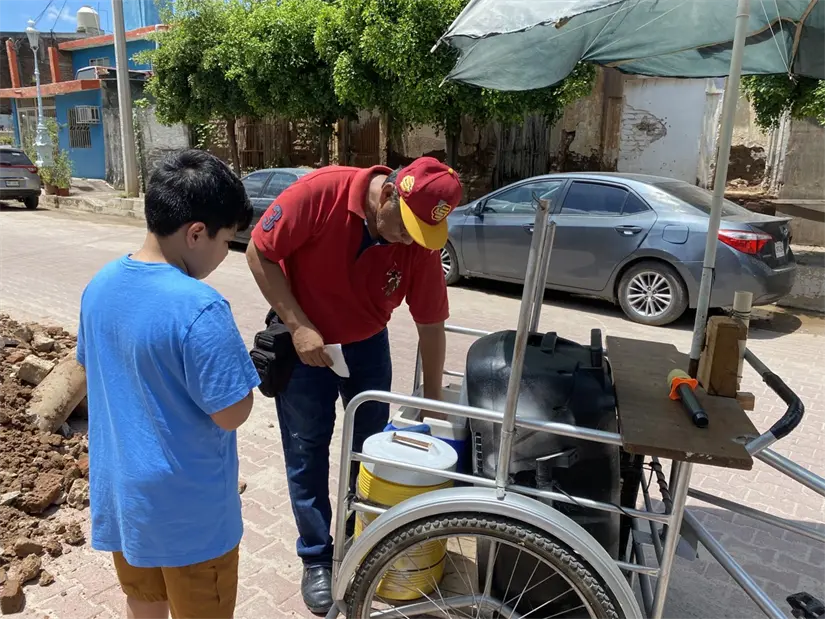 Juan Ramón lleva 20 años vendiendo helados, cuidando a su madre y demostrando que la enfermedad no lo detiene.