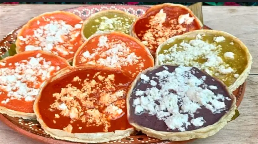 Pellizcadas con salsa roja, verde y frijoles refritos. Foto: cortesía.