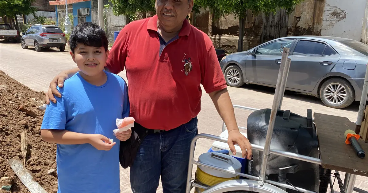 El heladero que canta y baila mientras lucha contra la epilepsia en San Ignacio